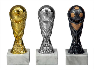 Drei 3-er Serie Fußball 170 mm PK756200-3-E25-GSB Statuen mit Fußballdesigns: eine goldene, eine silberne und eine bronzene. Jeder Ehrenpreis verfügt über ein exklusives Design und einen Marmorsockel.